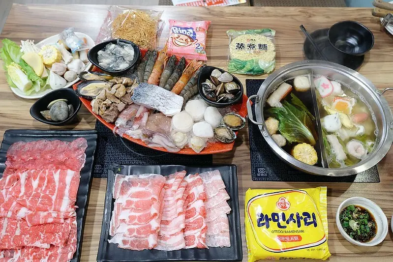 【板橋火鍋吃到飽】現煮食 麻辣鴛鴦火鍋吃到飽，美國PRIME板腱牛、手掌大天使紅蝦、大干貝隨你吃，還有韓國泡麵、明治冰淇淋、蛋糕甜點及飲料可無限享用!