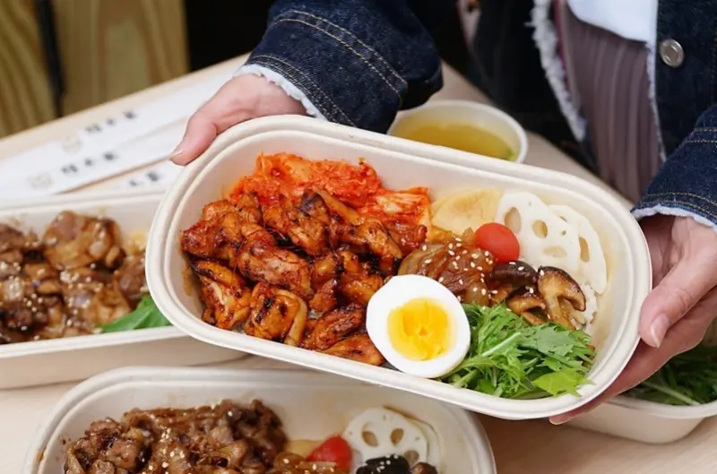 新開幕!!用越光米的日式燒肉便當正式開賣，減飯量還能減10元，冷了也好吃哦!!