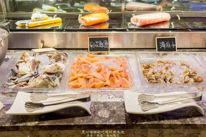 高雄吃到飽︱木櫃工廠創意鍋物　只要588加一成，不分平價日和時段，爽吃澳洲和牛等十一種肉品、活蝦海鮮與超豐富自助吧！ＣＰ值好高啊！