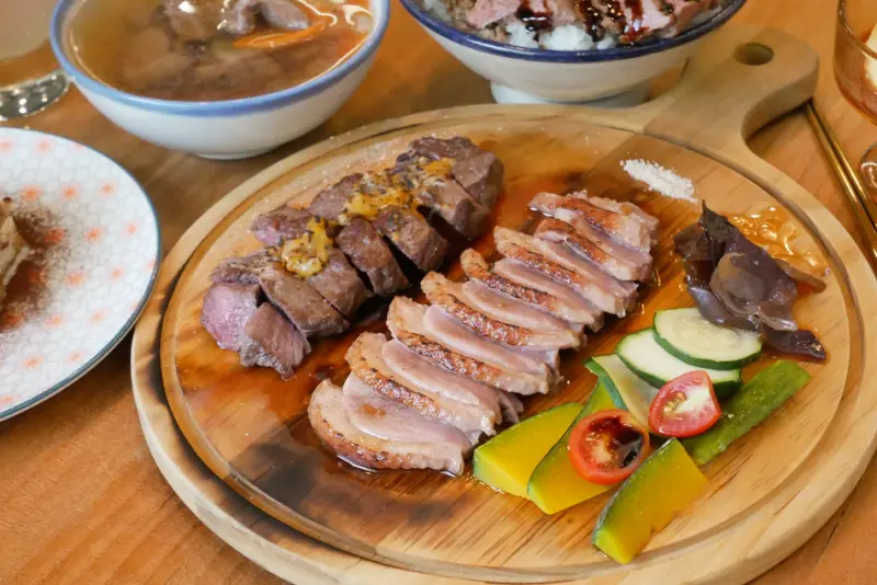 【好食分享】新竹美食推薦,硬派主廚的軟嫩料理(關東店),超狂牛小排飯、煙燻牛鴨胸雙拼