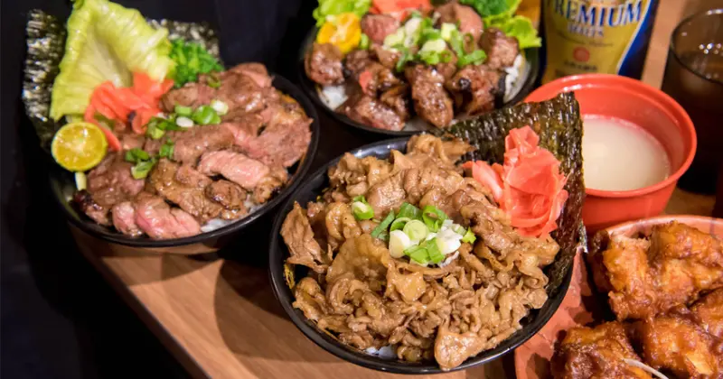 【臺南美食】給你一碗滿滿燒肉蓋住了米飯｜CHOICE等級安格斯黑牛丼飯只要120元｜職人現烤燒肉~~牛丁次郎坊x深夜裡的和魂燒肉丼x台南新都支店 - 南人幫