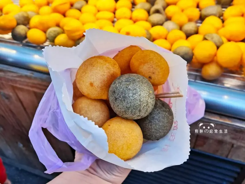 【桃園中壢】蔡金來地瓜球，新星寵兒黑色地瓜球在中原夜市也買得到，外酥內Q，大顆好吃，逛街隨手的散步美食，桃園美食推薦