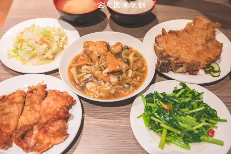 ｜台中美食｜范記金之園草袋飯永春店，40年老店必吃經典排骨飯、雞腿飯，2020米其林必比登推薦美食 - Hallo！Im 婷兒