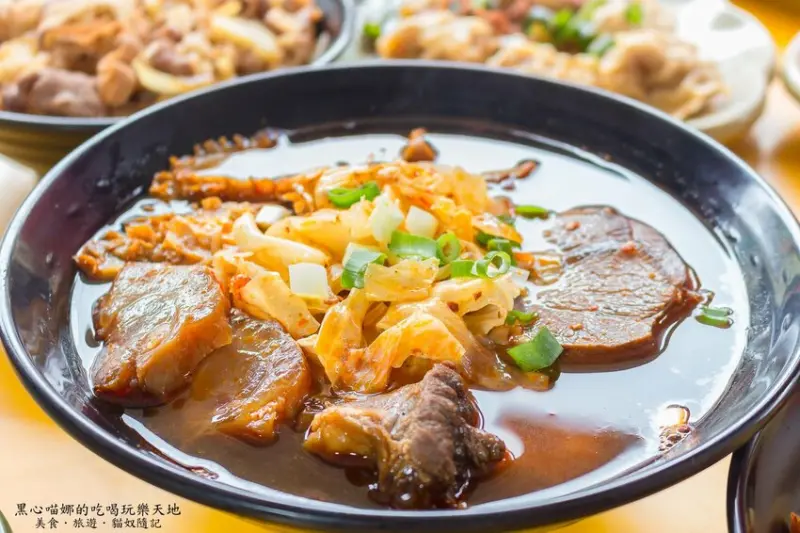 高雄左營︱真鶴牛肉拉麵館　大塊入味牛三寶、Ｑ彈有勁手工麵條，在地三十年的懷舊外省味兒～