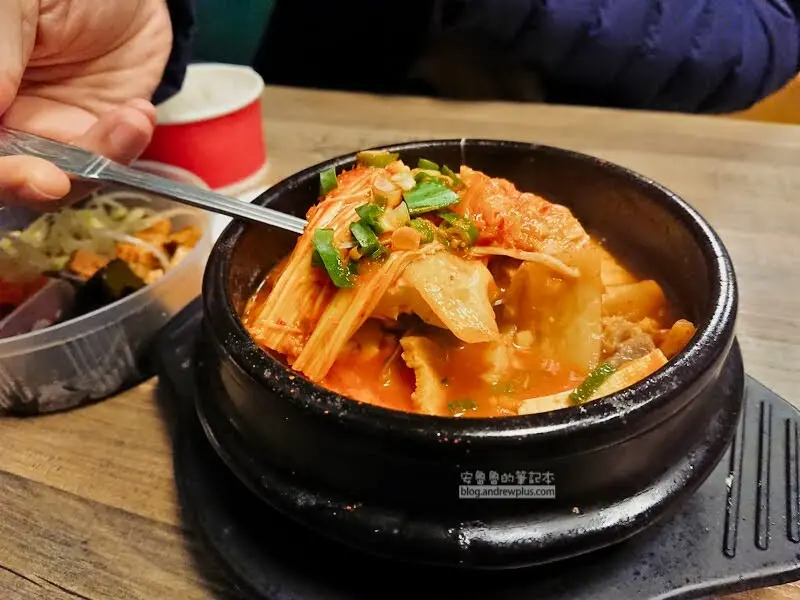 韓國人開的韓式料理小吃店,海鮮煎餅,豬肉泡菜鍋