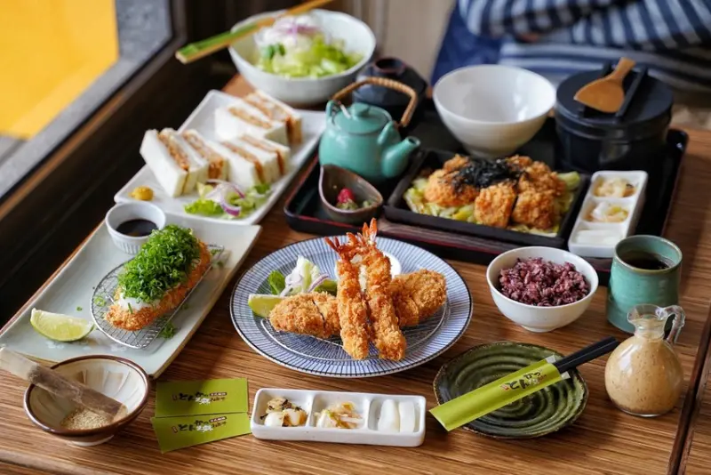 新竹在地經營11年的炸豬排品牌『芝麻柚子炸豬排專賣店』，引進日本炸豬排技術，搭配獨家配方麵衣以及完美控溫火侯，金黃酥脆粉嫩多汁的夢幻豬排，讓你一吃成主顧！ - 阿華田的美食日記