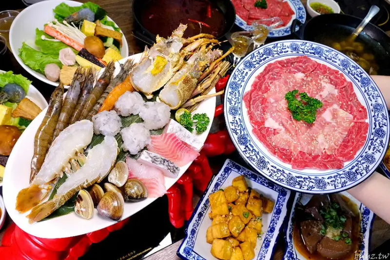 大龍蝦上菜！炩妃家宮廷風小火鍋，手切肉與海鮮極致雙享，使用振興券免費加菜！