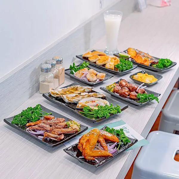 中午也能吃到海鮮燒烤，隱藏在辦公樓中的燒烤店 | 【新北 中和區】中和有食堂