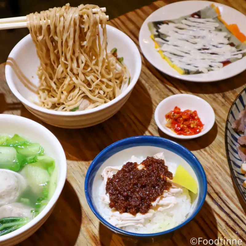 【紅燈榮擔仔麵｜東區美食】古早味意麵小吃 必點「溫體嘴邊肉」知名東區小吃座落延吉街開新分店 從路邊攤起家到擁有自家店面 環境明亮 附菜單