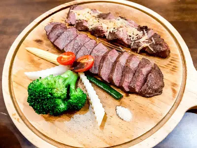 〔新竹東門市場〕-硬派主廚的軟嫩料理，菜單推薦、必吃心頭軟嫩炙燒煙燻牛排、半筋半肉燉湯…平價、懷舊又美味餐廳