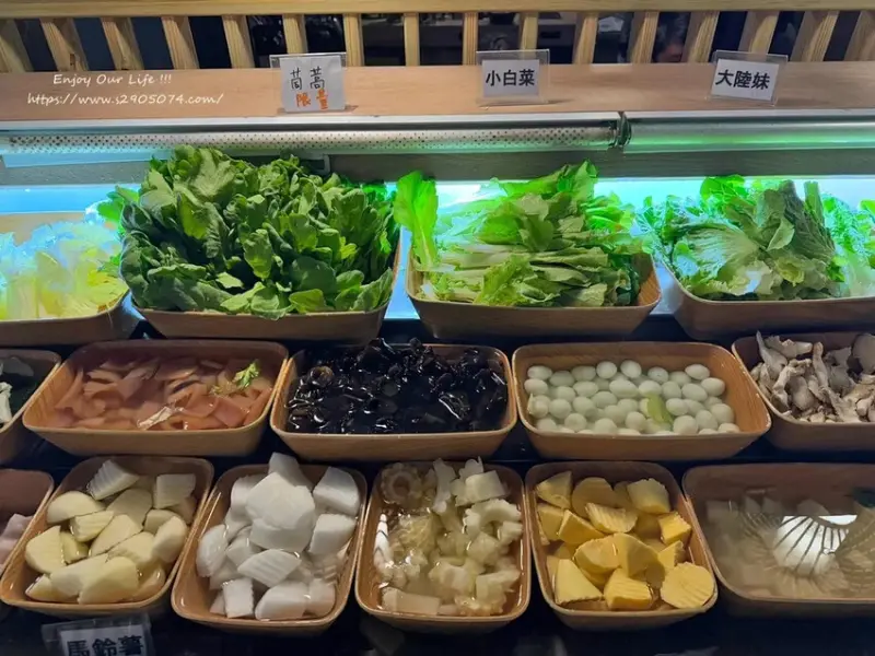 竹北-竹間精緻鍋物 ✔蔬食自助吧✔明治冰淇淋、飲料請自取✔個