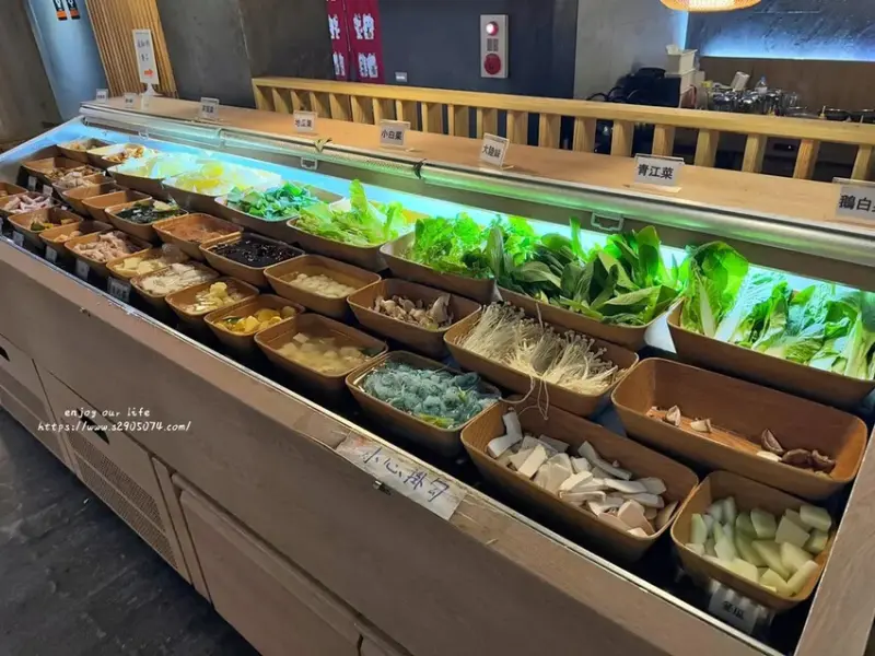 竹北-竹間精緻鍋物 ✔蔬食自助吧✔明治冰淇淋、飲料請自取✔個