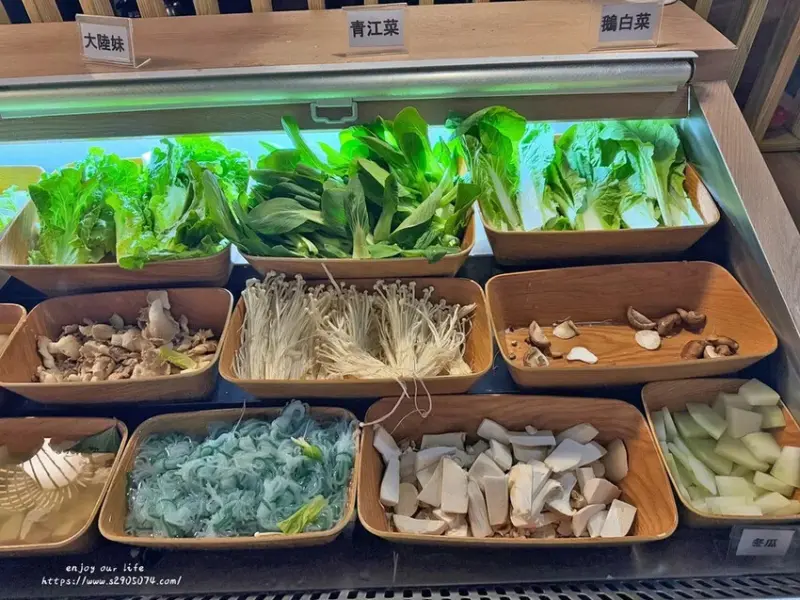 竹北-竹間精緻鍋物 ✔蔬食自助吧✔明治冰淇淋、飲料請自取✔個
