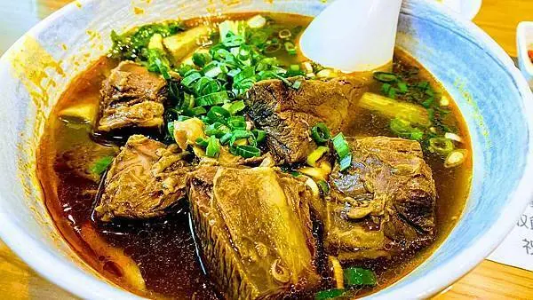 桃園藝文特區美食【川驕牛肉麵】桃園好吃牛肉麵/川味的驕傲/每日新鮮大骨熬煮黃金高湯/激推超大又厚實的牛肉塊