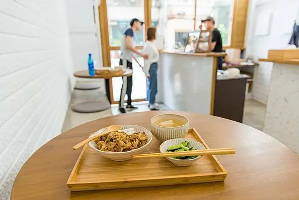 中壢太子鎮美食-兜兜油飯，在簡約風格的店裡吃著好吃的油飯，讓你有走進甜點店的錯覺！