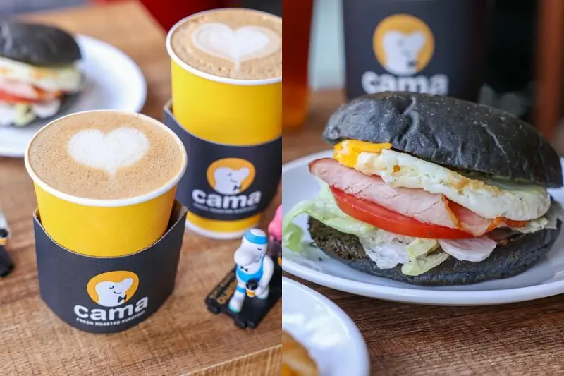 百元有找！平價喝新鮮現烘咖啡，點熱拿鐵還有愛心拉花，花生培根竹炭堡咬下微酥又有花生香，Cama彰化站前店
