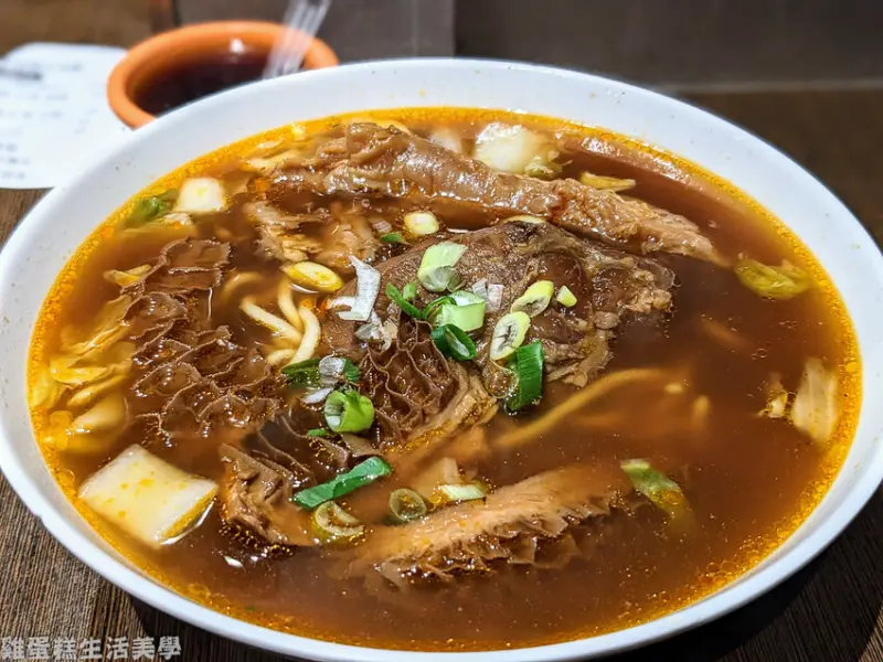 【新竹食記】成都老鍋牛肉麵 - 招牌麻辣紅燒湯底，三寶牛肉麵一次品嚐三種部位多層次享受