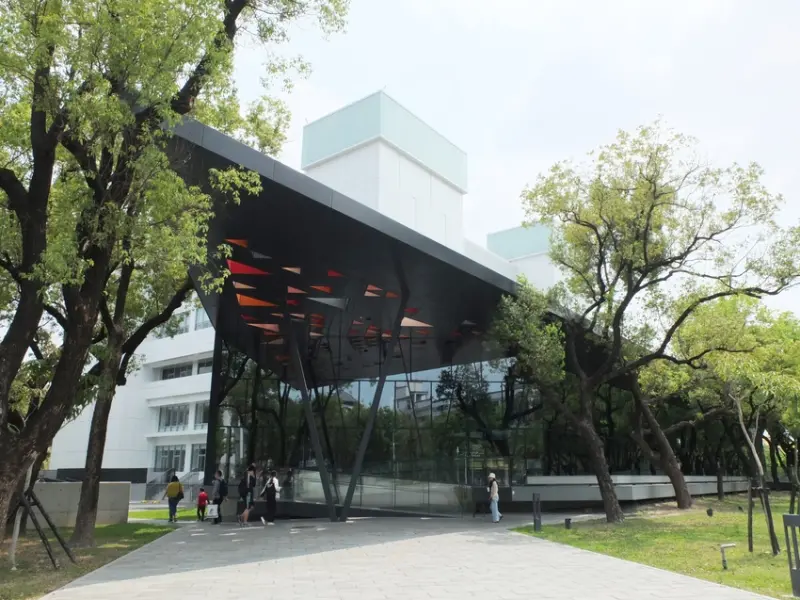 屏東市景點。屏東縣立圖書館總館。屏東市最新森林系地標 文化與閱讀的最美殿堂