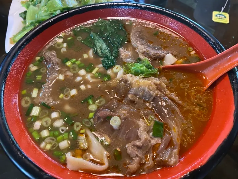 【桃園復興－中壢新老牌牛肉麵(崁津店)】誤打誤撞的好滋味牛肉麵、可帶寵物進入