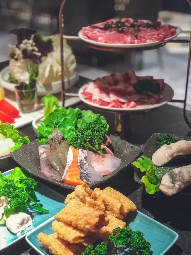 『台北美食』-《湊一鍋》微風南京店新開幕✨亞洲新式創意火鍋湊一鍋-微風南京店-環境食物氛圍都超讚快揪好友作伙吃