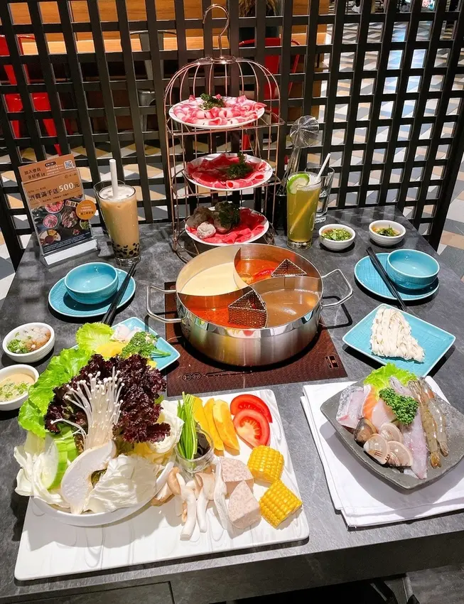 [美食] 湊一鍋Get Together 南京微風店  ▶ 吃貨絕對不能錯過的超浮誇七格鍋 喝盡亞洲各國的湯底 ▶ 高CP值 ! 越多人吃越划算 南京微風網美打卡火鍋推薦 ♫