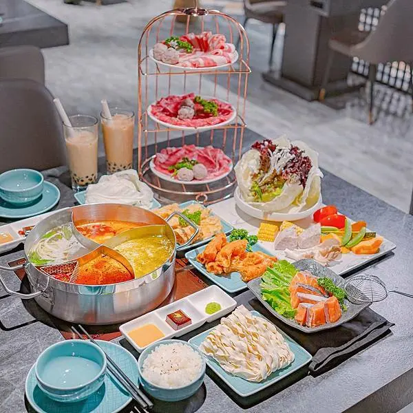 湊一鍋Get Together (南京微風店)高CP值! 吃火鍋還能喝珍奶，越多人吃越划算! 喝盡亞洲各國的湯底 ! | 【台北 松山區】湊一鍋 亞洲新式創意伙鍋