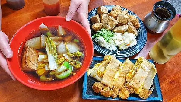 台南素食<普蔬軒蔬食麻辣燙>來碗濃郁湯頭帶點椒麻味道的麻辣燙,鮪魚起司蛋餅是古早味的粉漿蛋餅外酥內Ｑ軟,很唰嘴,營業至凌晨12點唷!