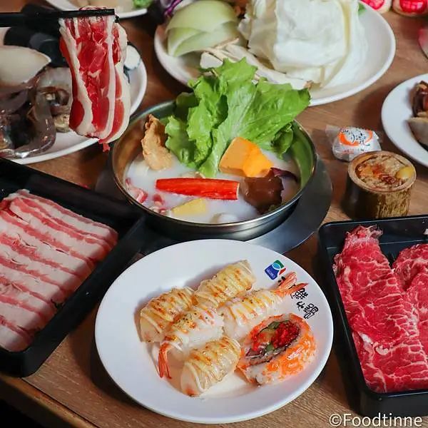 【極鮮火鍋 自助百匯吃到飽｜板橋火鍋吃到飽】一人$459起 近捷運板新站 cp值超高平價火鍋 多樣化熟食、食材任選吃到飽 熟食 壽司 炸物 沙拉 蛋糕 水果應有盡有 附停車場  附價格