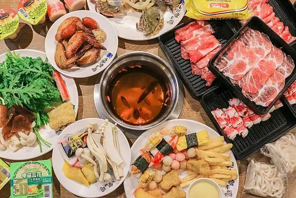 【板橋火鍋吃到飽】極鮮火鍋～新北平價吃到飽推薦～海陸火鍋，豐富肉品、海鮮、10種湯頭任君挑選～燒烤、壽司、冰品、飲料隨你吃～