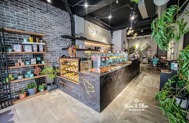 台中沙鹿甜點咖啡下午茶推薦，脆到掉渣超好吃可頌