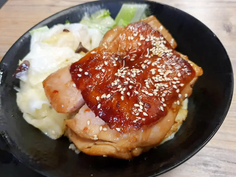 【岡山美食】超吉飯桶-高雄岡山店 火車站前 鐵板日式丼飯 冷氣文青空間 平價質感便當店