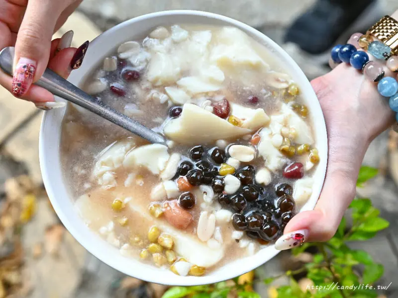 天天利豆花｜評價很超高的台中豆花店，綜合豆花料超多，吃完讓你飽到不要不要的～