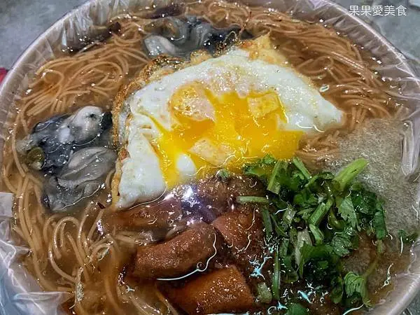 蚵仔麵線加上荷包蛋   有飽足感 又對味  口湖廟前大腸麵線蚵仔煎   雲林口湖美食推薦