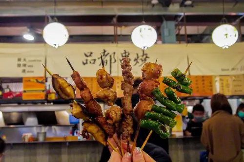 【品都串燒】銅板價炭火烤肉串！爆吃30支也超便宜 / 人氣超夯延吉店 / 環境舒適板橋店