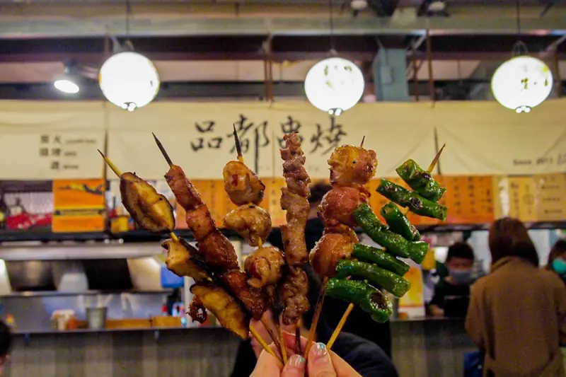 【品都串燒】銅板價炭火烤肉串！爆吃30支也超便宜 / 人氣超夯延吉店 / 環境舒適板橋店