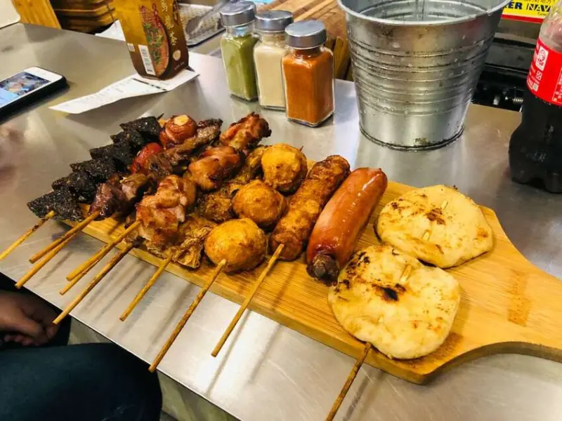 適合小酌聚會的串燒攤，熱鬧的品都串燒！