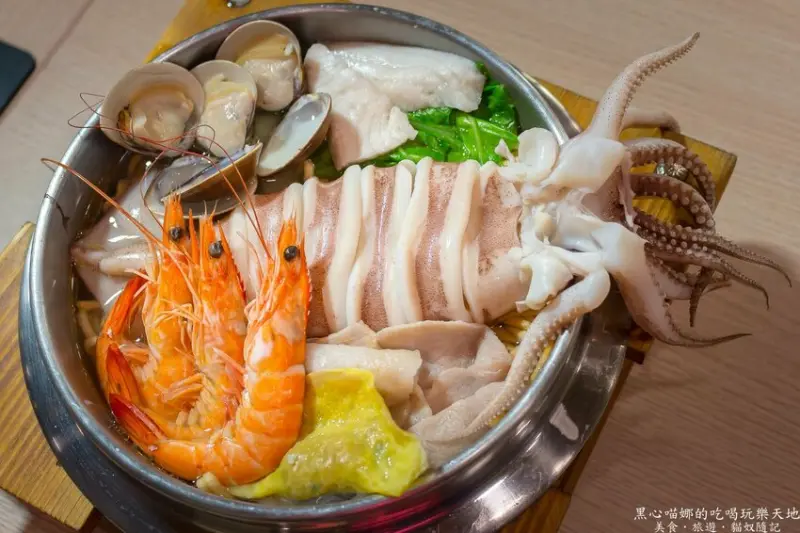 高雄三民︱家遇鮮海鮮鍋燒　整隻肥美鮮甜Ｑ彈小卷滿出鍋，這海鮮鍋燒麵太扯太鬧太囂張！