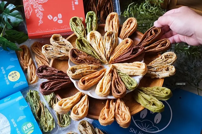 台中不踩雷超強人氣伴手禮！！最狂手作蛋捲再推灑滿青蔥及帕瑪森口味，鹹甜交織沁動酥香滋味，絕對讓你唇齒留香！！！