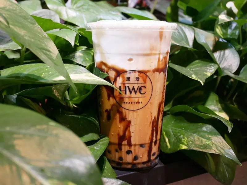 台中中友百貨下午茶，珍奶節冠軍在這裡，各式精品咖啡研磨現沖，不限時、沒低消還可以充電-黑沃咖啡