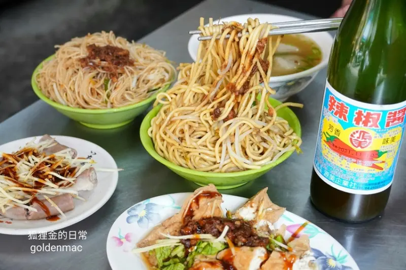 台中美食 │ 陳米鳳炒麵豬血湯 30幾年在地人必吃美味 從早餐吃到晚餐都沒問題 特製辣椒又油又香一試成主顧