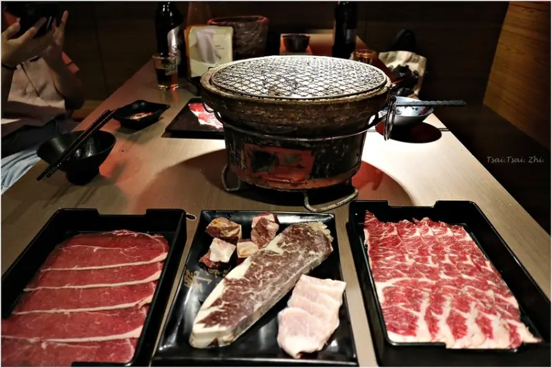 [新北三重]名炙炭火燒肉|頂級食材炭火直烤，三種價位吃到飽：老饕1299燒烤吃到飽，澳洲和牛任你吃！
