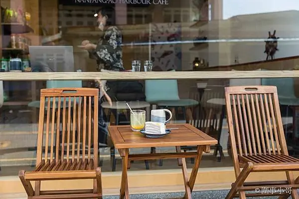 宜蘭蘇澳南方澳咖啡甜點-小漁村café，不只有美味的蛋糕與咖啡，還有各種伴手禮可以逛逛喔。