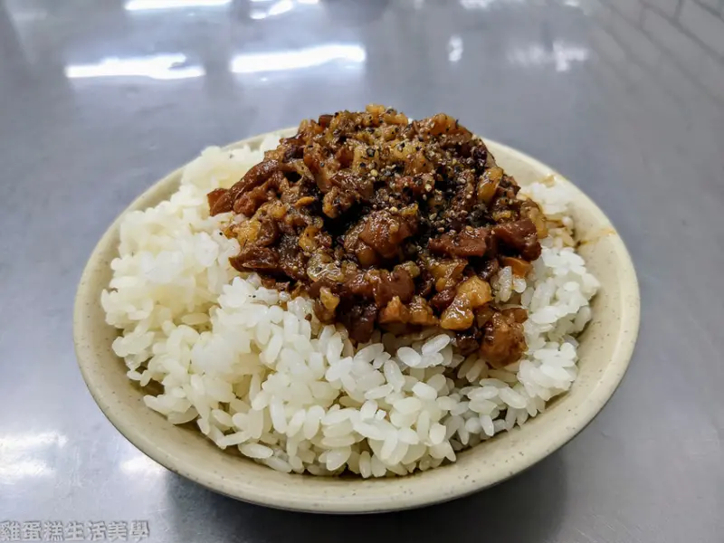 【新竹食記】三十年老店魯肉飯肉粥 - 24小時不打烊，口感超Q醬汁濃郁的魯肉飯