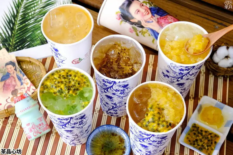 旗袍仕女圖特大杯紅茶有古早味！茶品心坊鳳梨茶飲新上市，霧峰店限定烏龍茶第二杯半價！