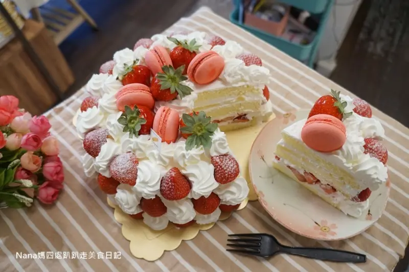 《新竹竹東美食》拉凡德手作烘焙 莓朵蛋糕 CP值夠.美到像雲朵.也像草莓捧花 - Nana媽四處趴趴走美食日記