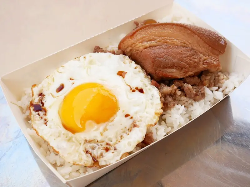 台中古早味小吃，中式早午餐早上就能吃到爌肉飯，隱身榮華富櫃市集內，炒麵加上特製小魚辣椒超對味-榮華炒麵