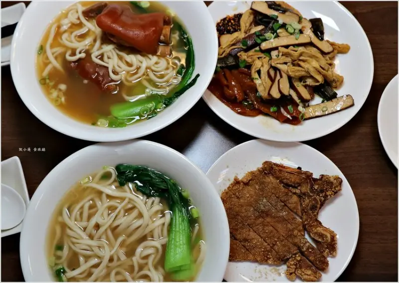 【高雄】九鼎牛肉麵‧誰說牛肉麵店一定吃牛肉，豬腳、排骨麵也不賴