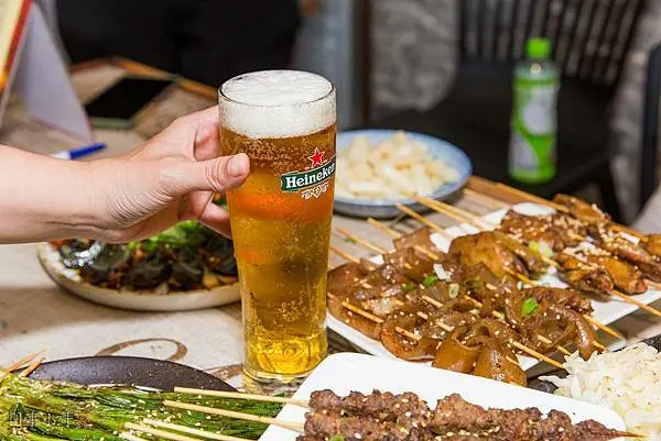 桃園美食-趣考啦！同學們一起來吃烤肉啦！各式私房料理吃完還想再吃，擼完串如果心情對了還可以現場飆歌的可愛燒烤小店。（陪吃）