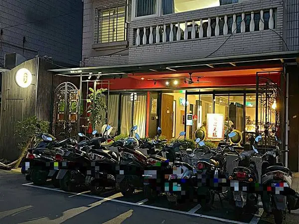 【信義安和站】口味道地又平價的港式餐點 ‧ 份量大裝潢港式 ‧ 紅盤子港式茶餐廳