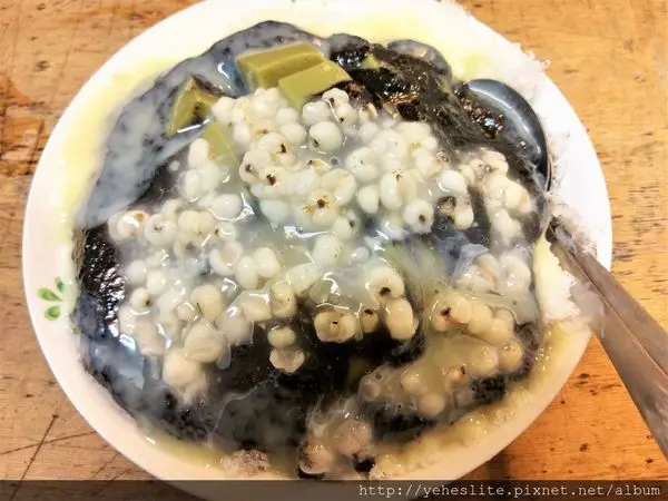 懷舊小棧-在抹茶的微苦滋味與濃稠的芝麻香氣之中，遇見難得的懷舊情懷